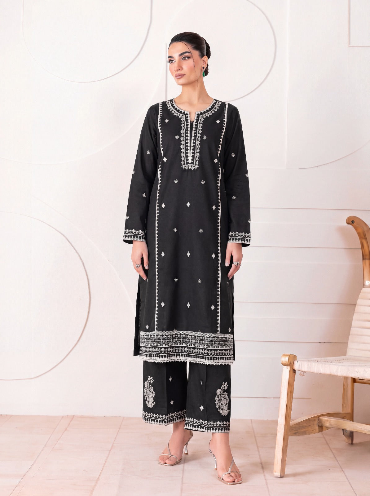 Black Elegance – Embroidered Lawn 2-Piece Suit